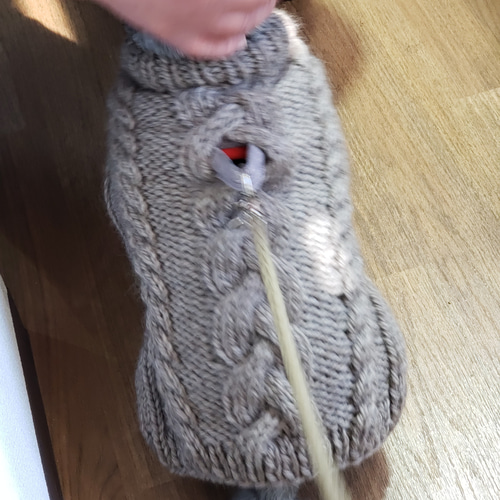 犬服♪リード通し穴有りの、ざっくりとしたアラン模様の手編みセーター