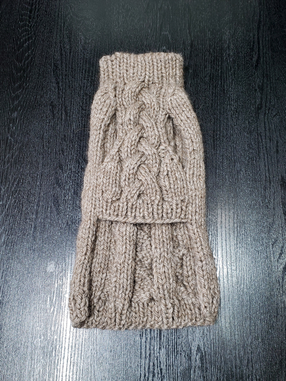 犬服♪リード通し穴有りの、ざっくりとしたアラン模様の手編みセーター(小型犬S) 4枚目の画像