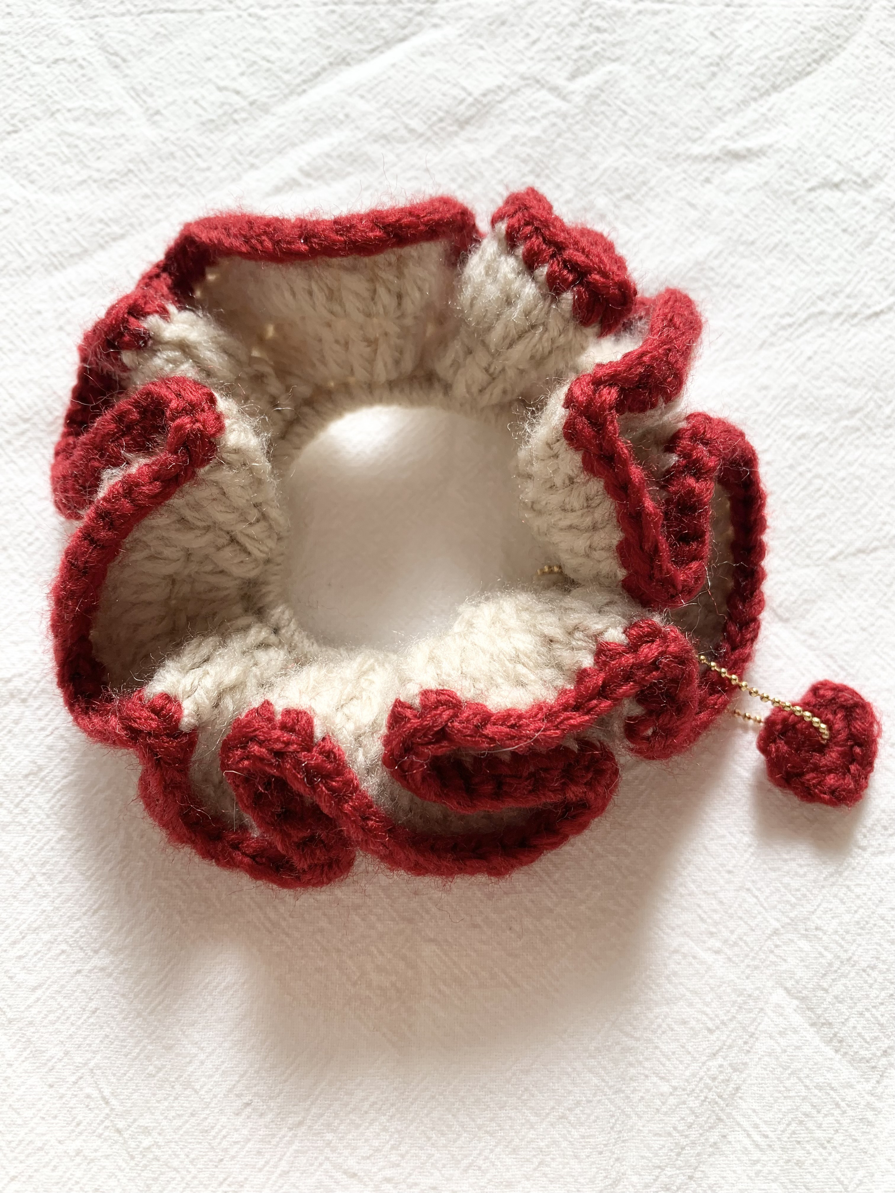 ハートのチャーム付きシュシュ ベージュ×レッド 【送料無料