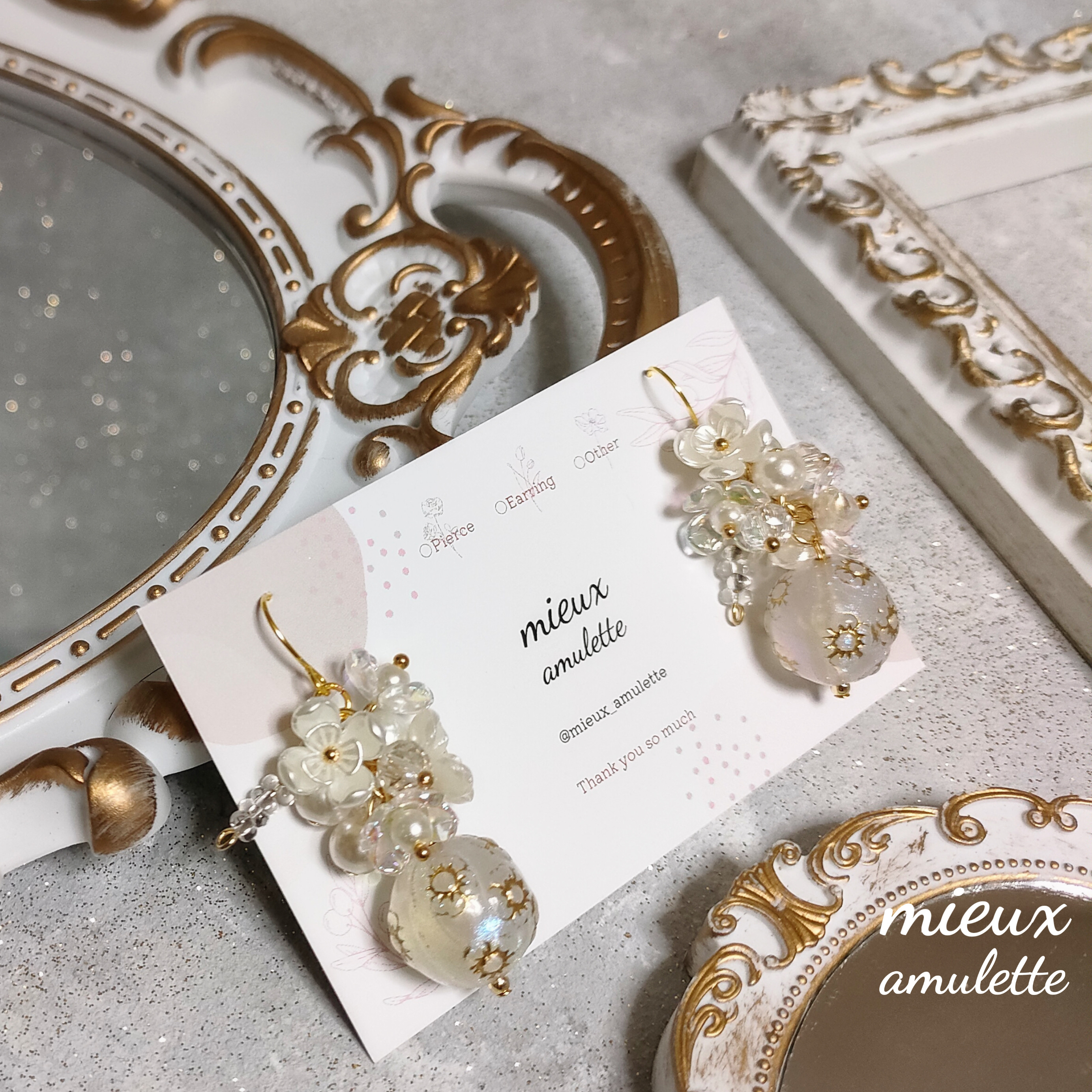 ホワイト オーロラ フラワー 白 ピアス イヤリング 1点物アクセサリー 推し活