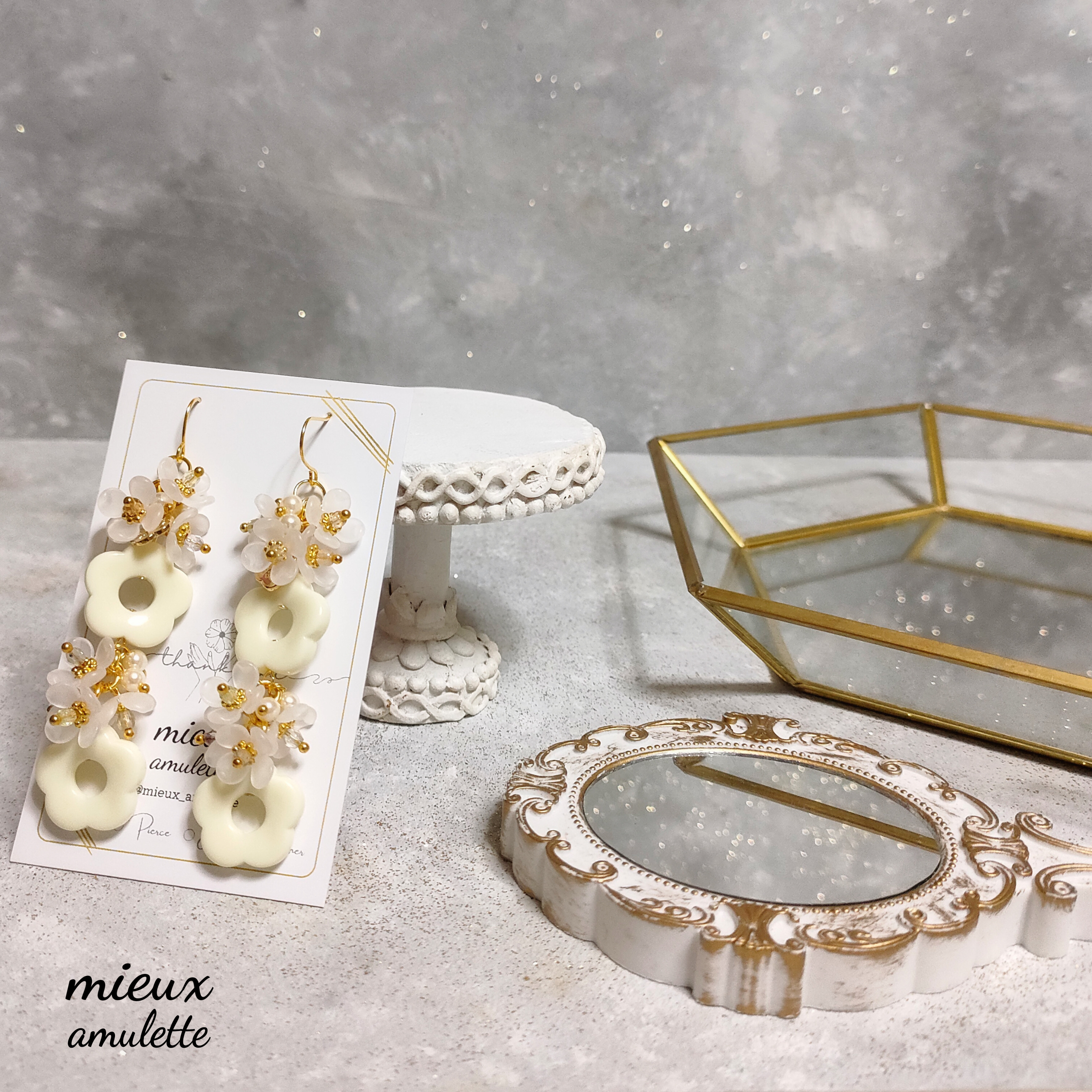 ホワイト フラワー 白 ピアス イヤリング 1点物アクセサリー 推し活