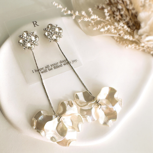 【No.666】韓国ビーズとお花のロングピアス イヤリング Silver）ビジューと花びらのロングピアス チタン ステンレス