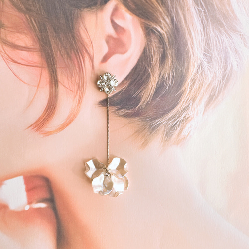 Silver）ビジューと花びらのロングピアス チタン ステンレス
