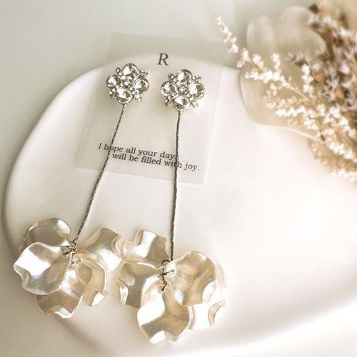Silver）ビジューと花びらのロングピアス チタン ステンレス