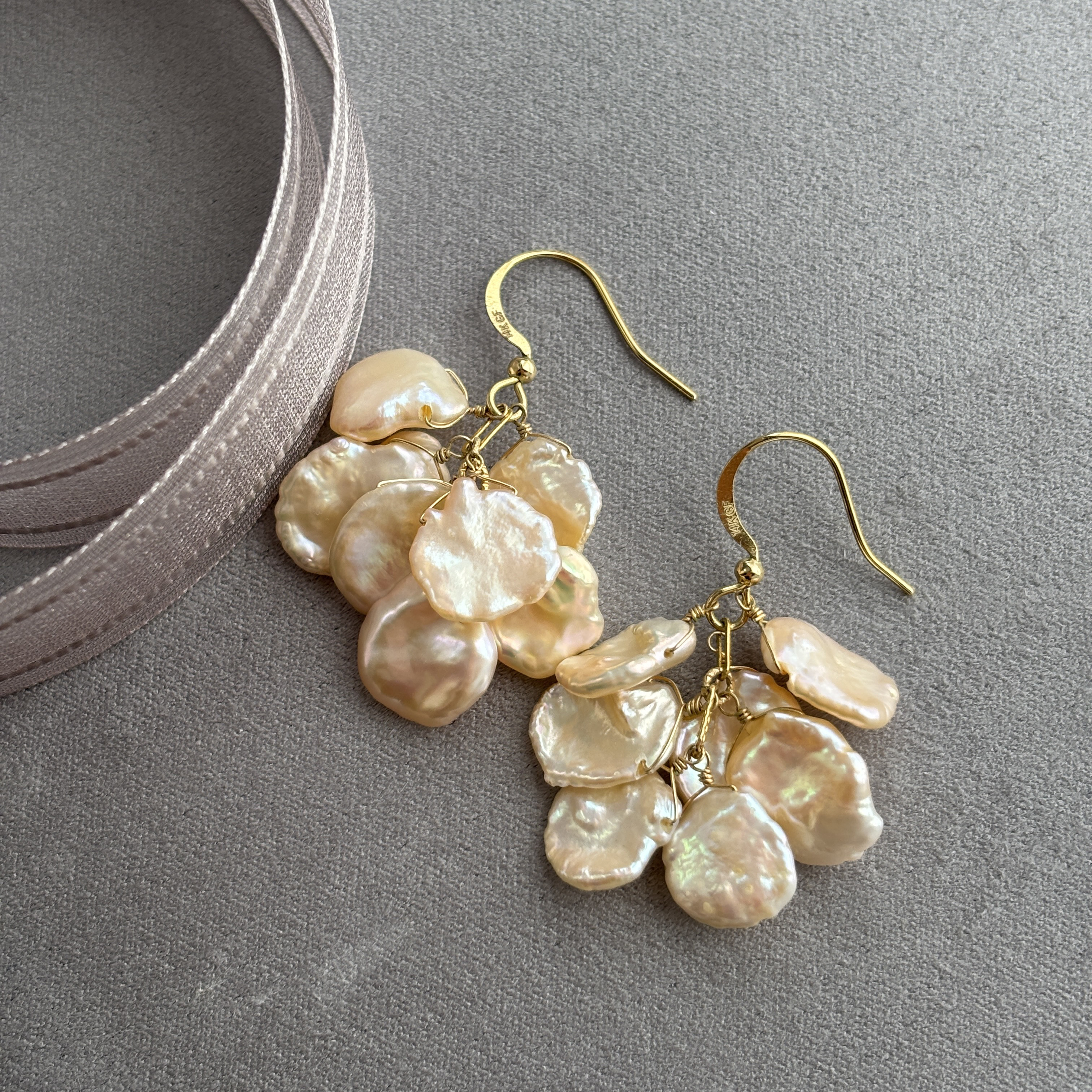 【ウェディング/パーティー/二次会/記念日】花びら淡水パールのボリューム１４ｋｇｆピアス　ウェディング　パーティー