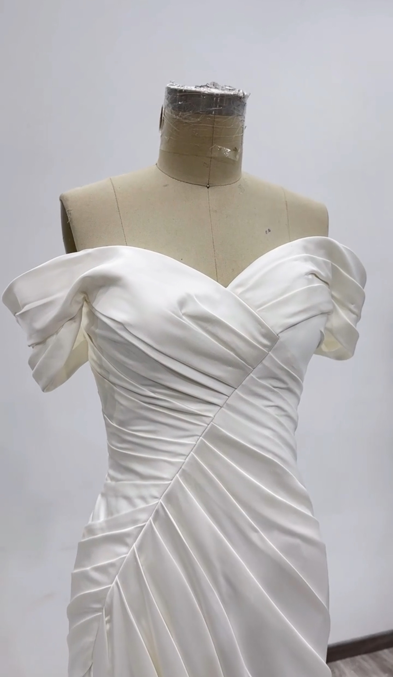 シンプル光沢サテン　フロントスリット　オフショルダー　ギャザースカート優雅　カラー変更可能　音楽会ウェデイングドレス花嫁