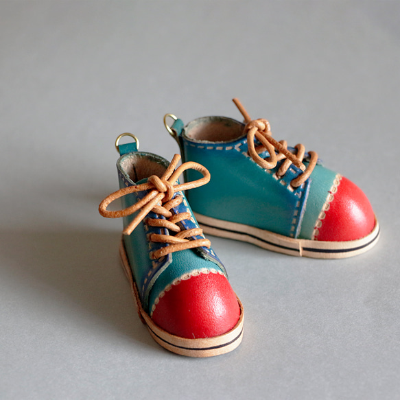 可愛い靴本革バッグチャーム ネコチャーム 革 バッグチャーム キーリング プレゼント 1枚目の画像