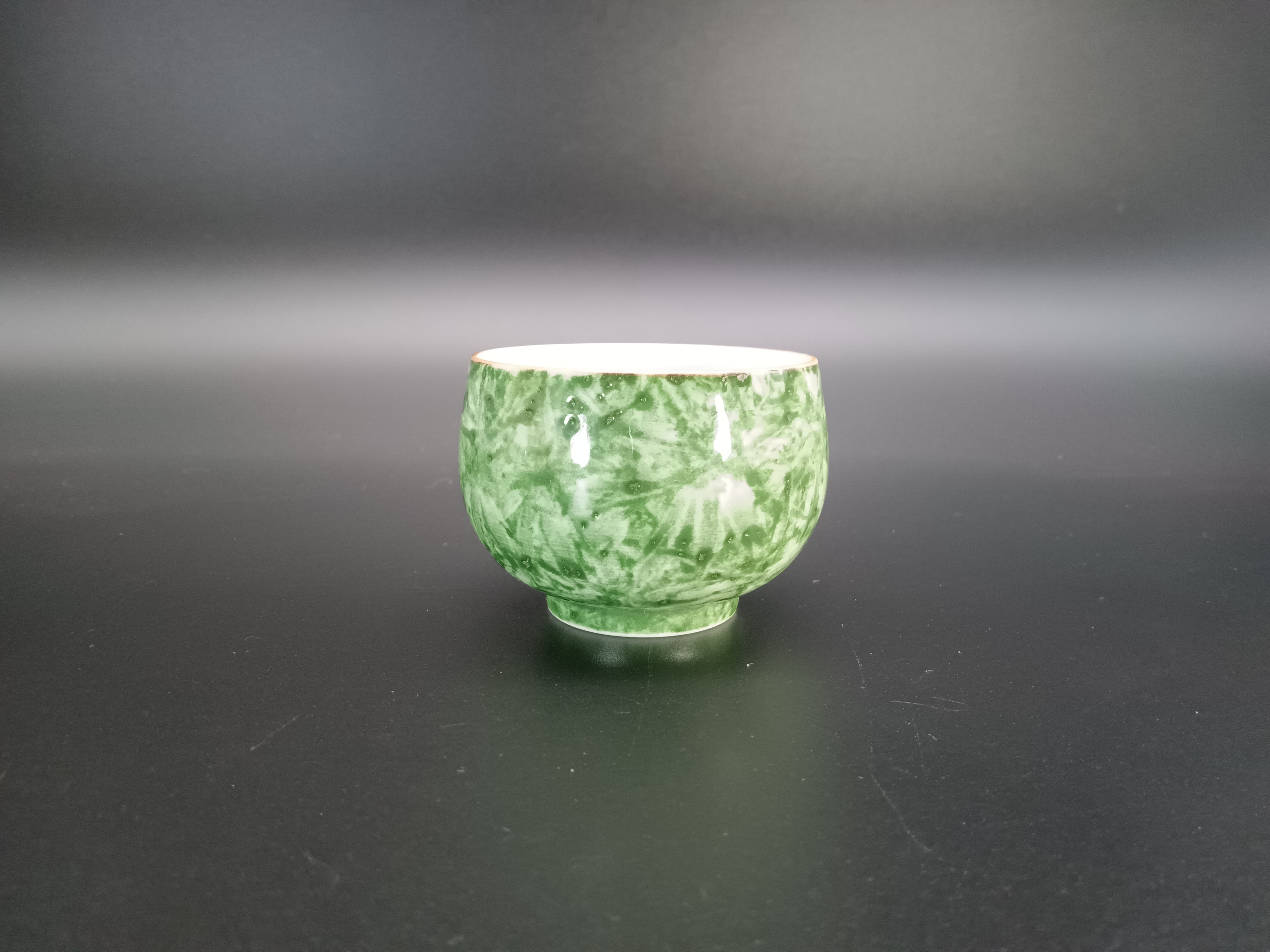 緑彩ぐい呑　圓田拓男作　美術年鑑掲載作家　共箱　盃　酒器　有田焼　酒盃　ぐい呑　ぐい呑み　陶芸作家　有田焼　手作り　やき