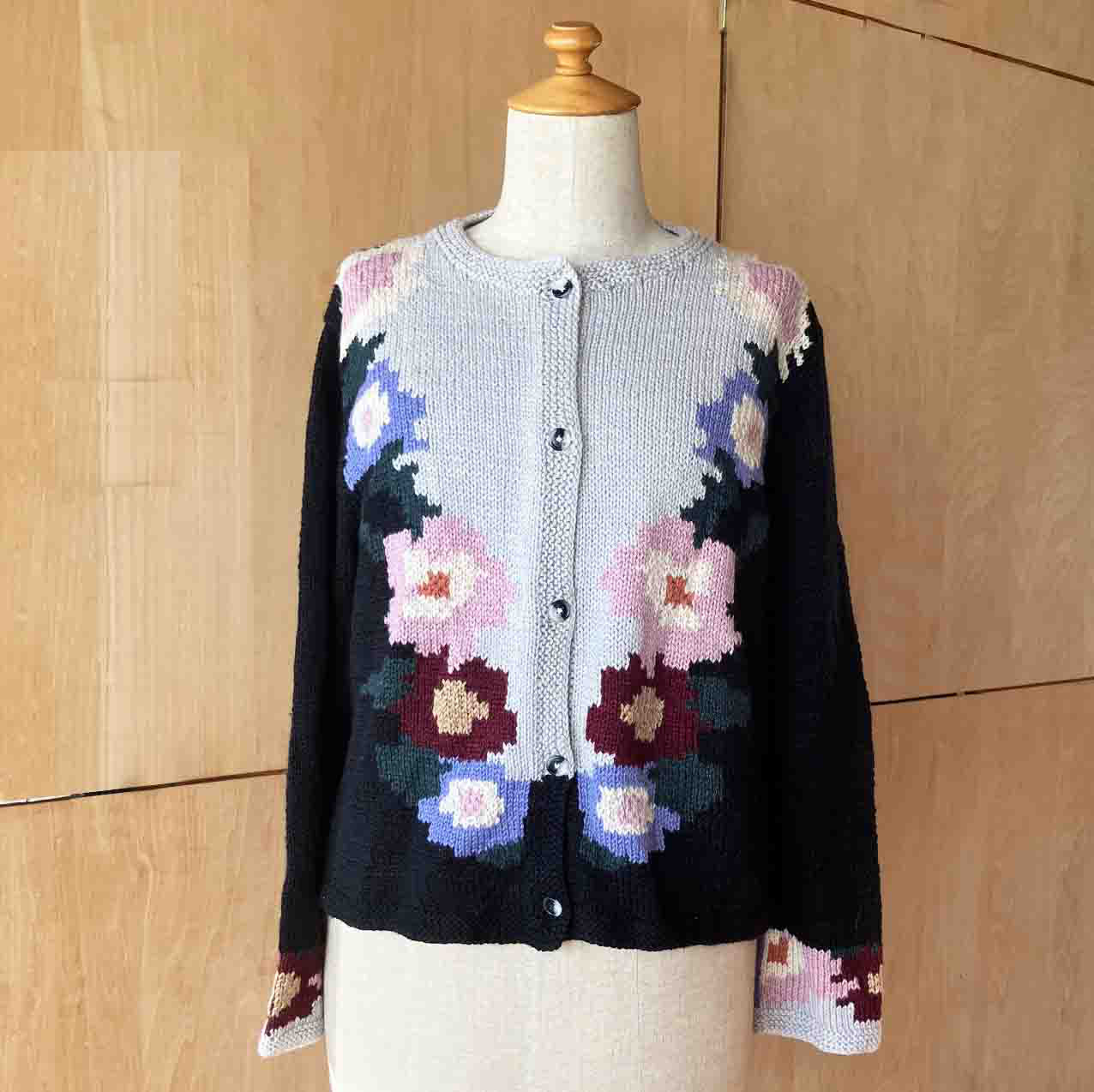 シルクウール　黒・グレー地　花柄　編み込みカーディガン