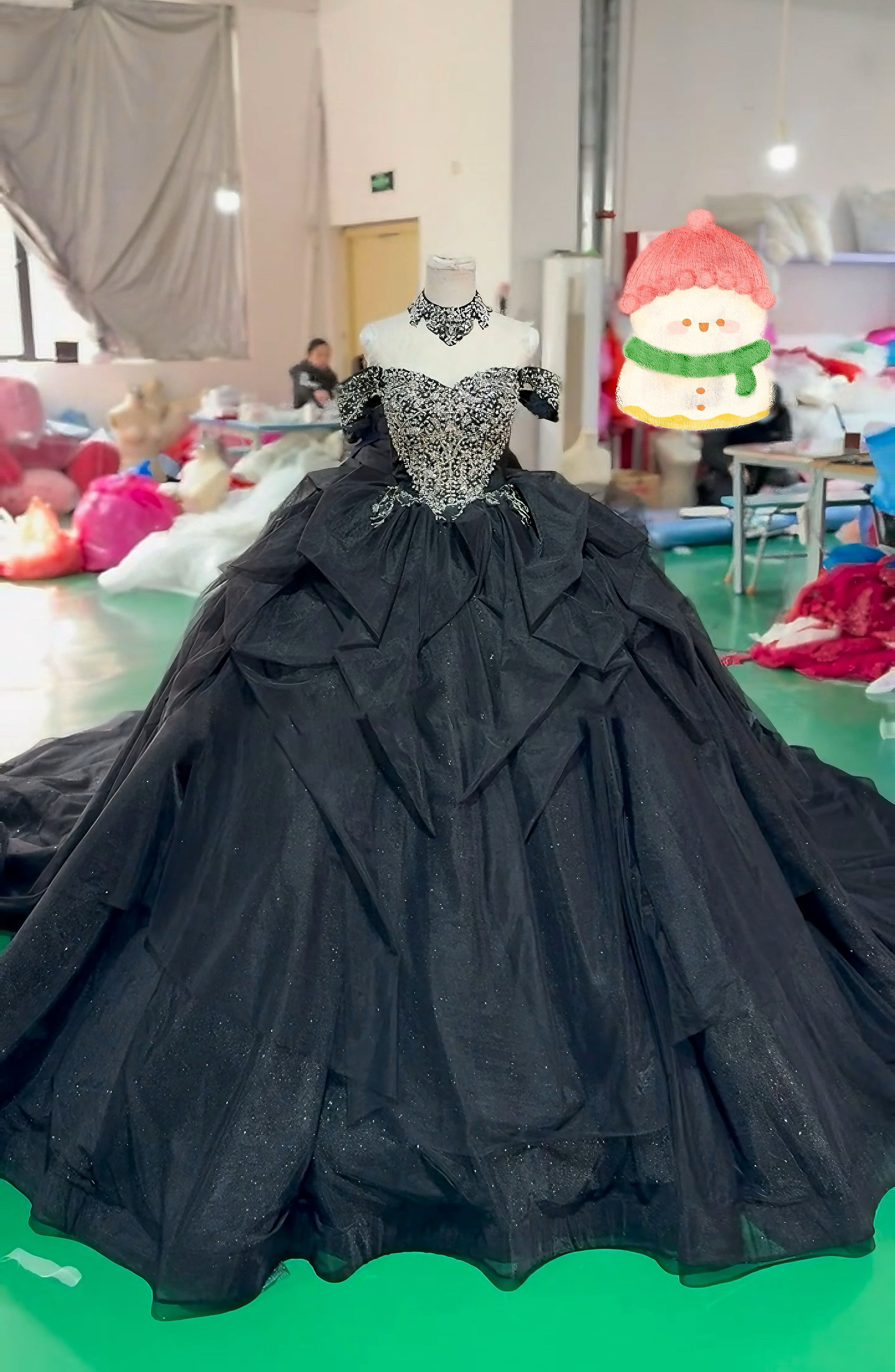 大人気ネックレス　黒　カラードレス　ウェディングソング　オフショルダー　ビジュー　ラッフルスカート　水波プリンセスライン