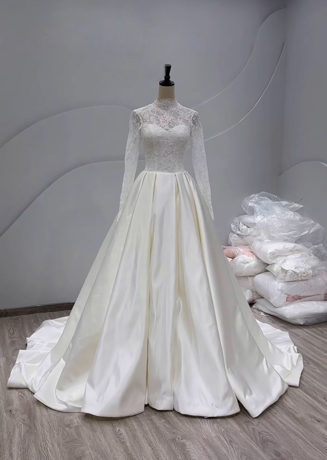 新作優雅　イリュージョン　贅沢な総レース　ハート透け袖　2025春婚　痩せて見える　Aライン　二次会前撮りお呼ばれ披露宴