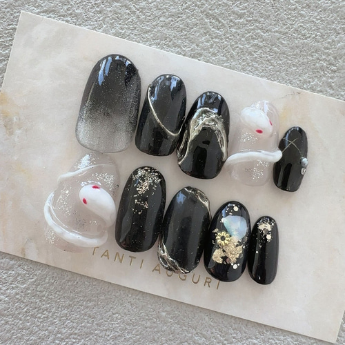 干支 ヘビ ネイルチップ 蛇 漆黒 ブラック へび 縁起物 立体的 生き物