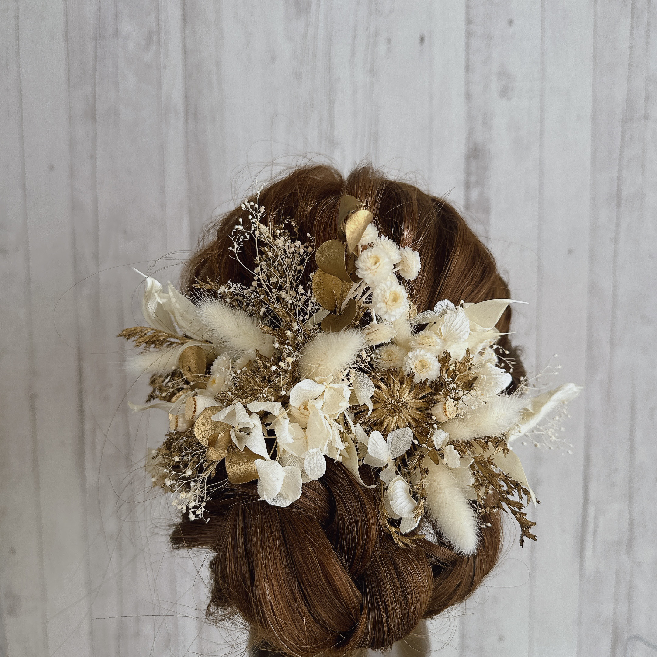 ホワイト×ゴールドのドライフラワーの髪飾り