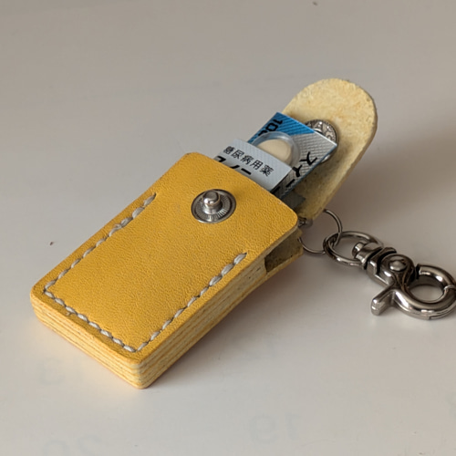 □ 携帯用お薬入れ：黄 □ 約W31xD15xH51（革部分）・95 その他ケース