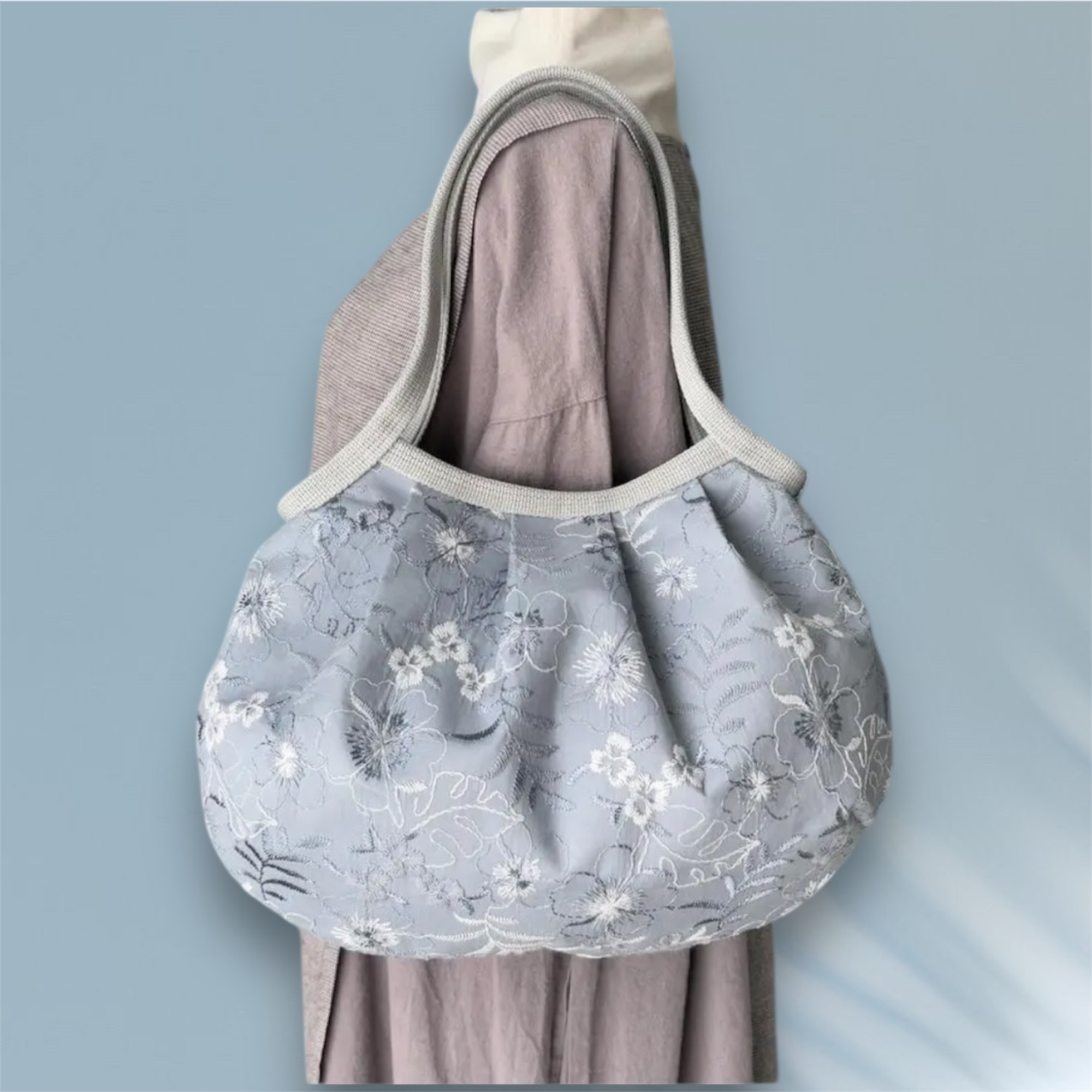 コロンと可愛いショルダーグラニーバッグ　可愛いお花の刺繍レース　サックスブルー　◎選べる2サイズ