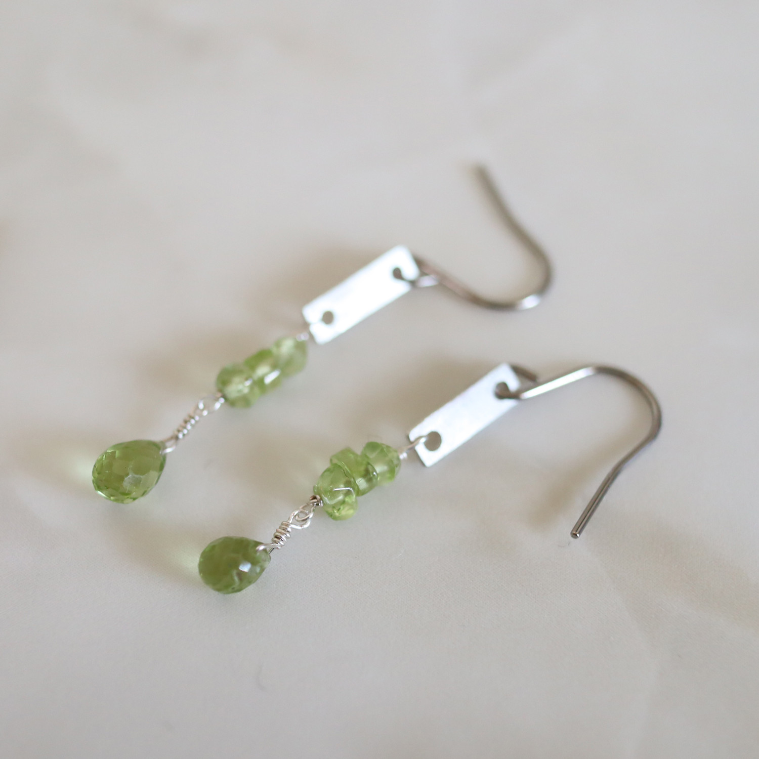 ネットショップ限定販売　チタン　ピアス　ペリドット　8月誕生石　シルバーオリジナルパーツ