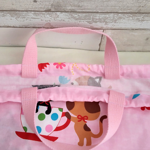 大きめお着替え袋 50cm×40cm・猫とティーカップ柄（ピンク）【入園入学
