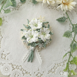 レース編み デルフィニウムの小さなブーケのブローチ＊ホワイト