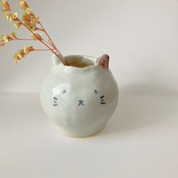 ねこのやさしいまなざし 乳白色と淡い水色の癒し花瓶 一輪挿し・花瓶
