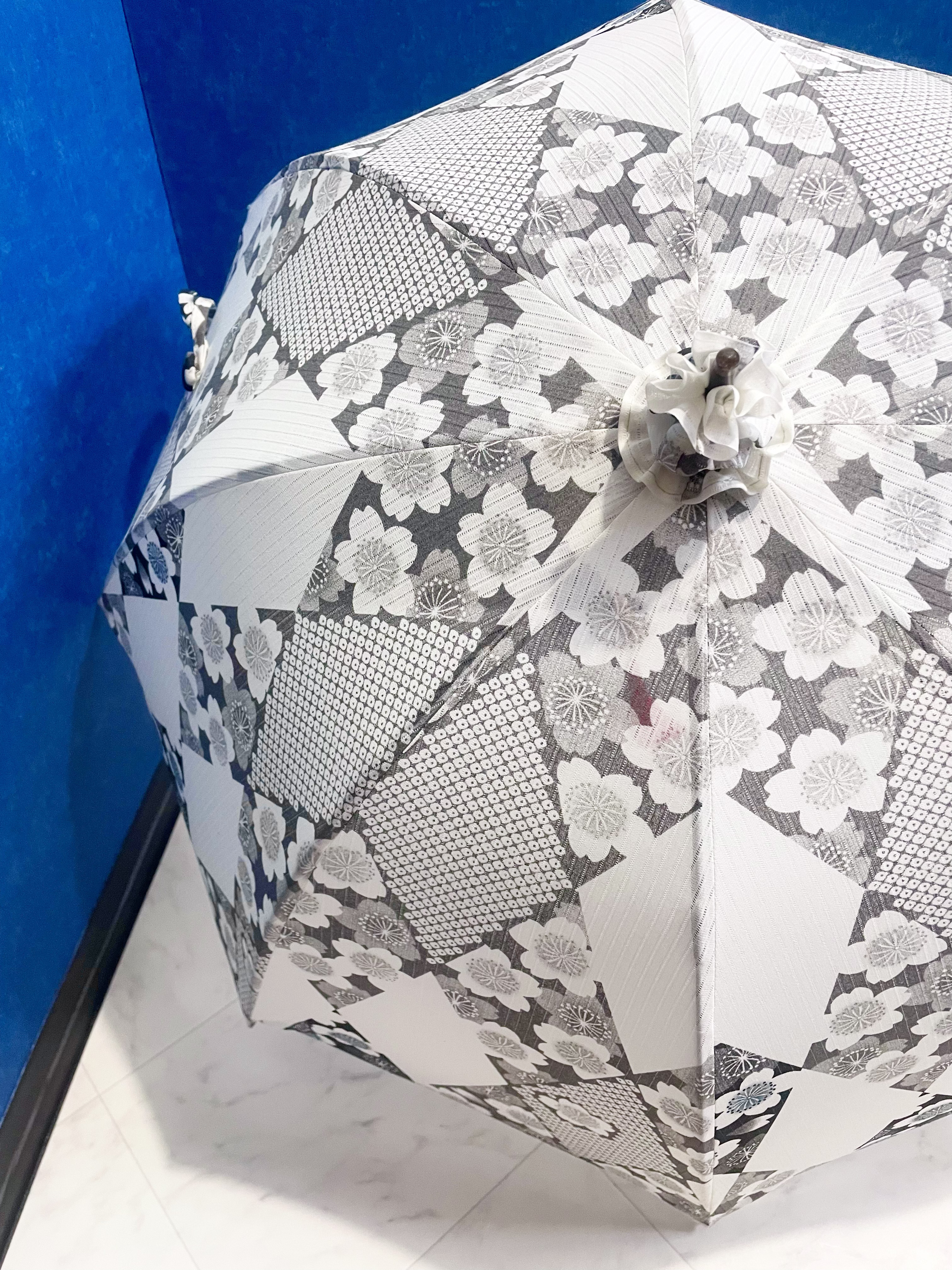 浴衣から生まれた日傘　白き犬 水に飛び入るうつくしさ 鳥鳴く鳥鳴く春の川瀬に