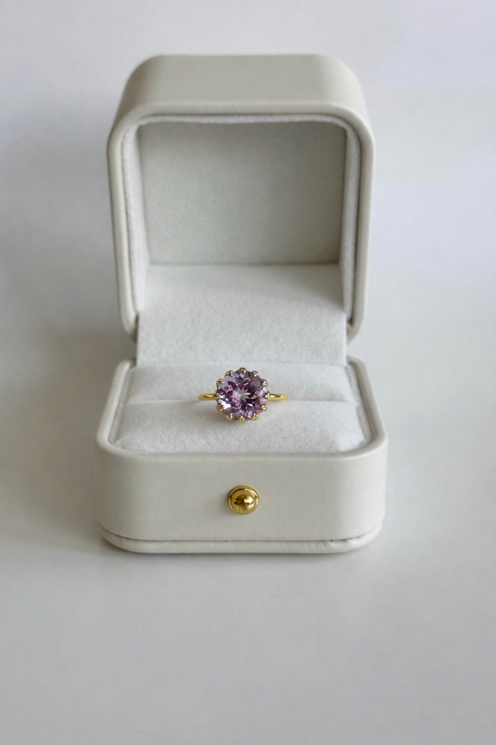 アメジストのラウンドファセットカットリング〈Silver925・18KGP〉