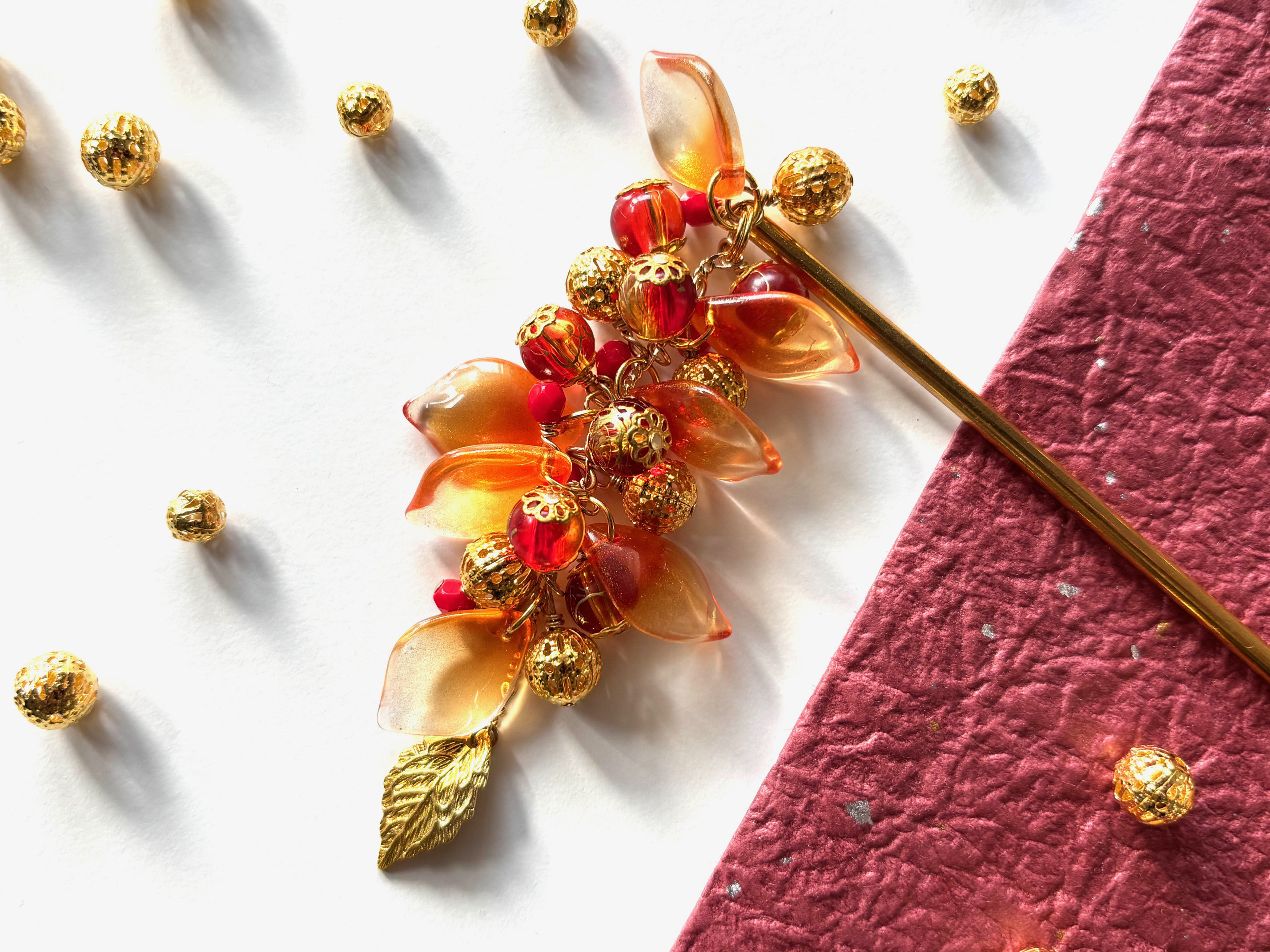 かんざし　赤とゴールドのツートーンカラーのガラスの花びらビーズ　一本挿し　一本簪　レッド　春　秋　紅葉