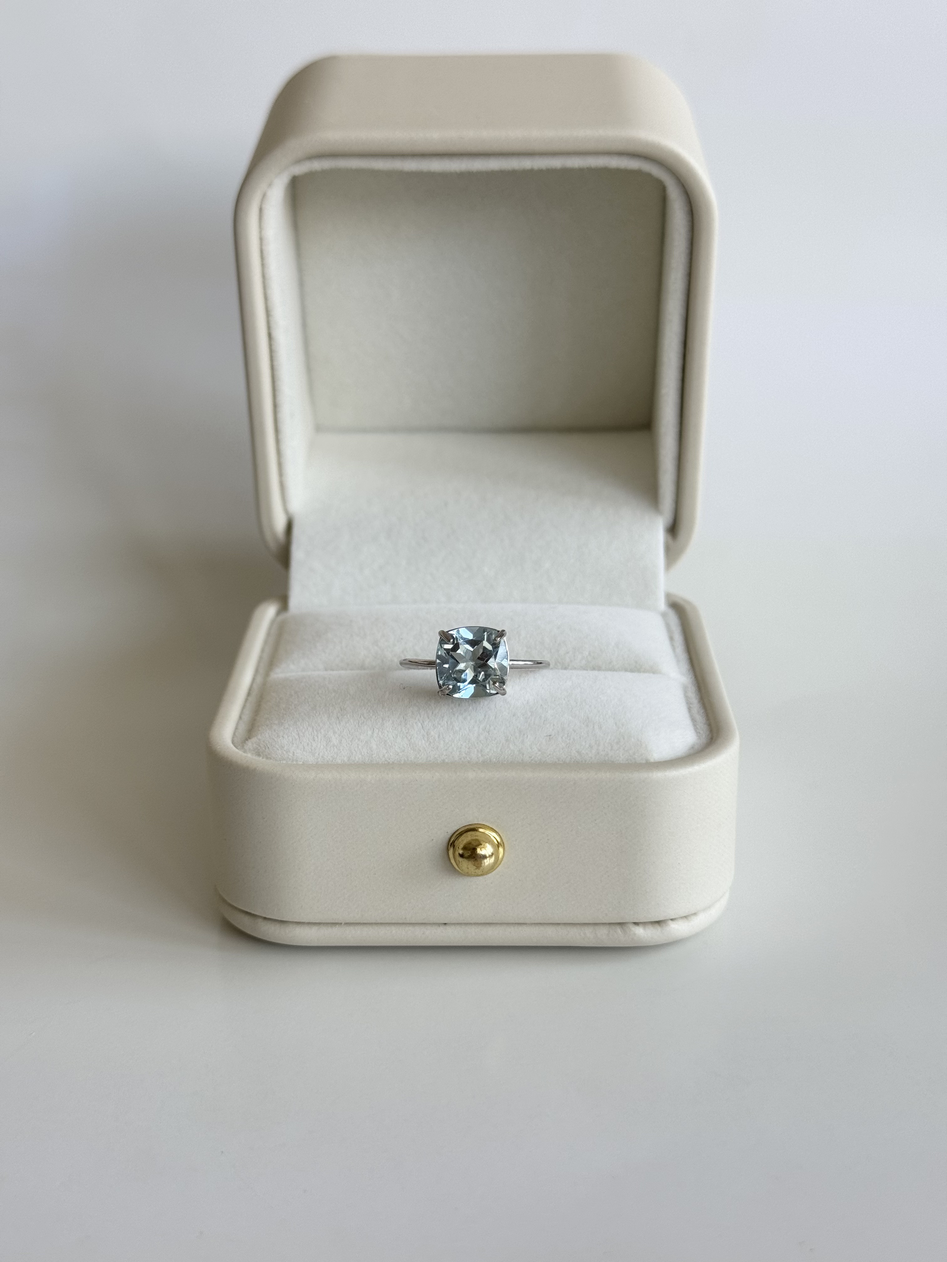 スカイブルートパーズのクッションカットリング〈silver925〉