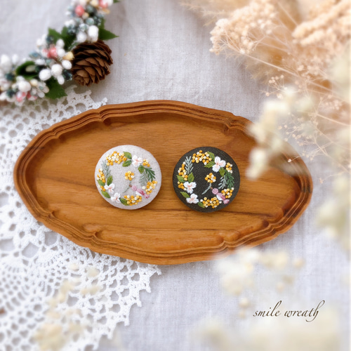 No.133「ふわふわミモザとちょうちょ」刺繍ブローチ （nekogao 