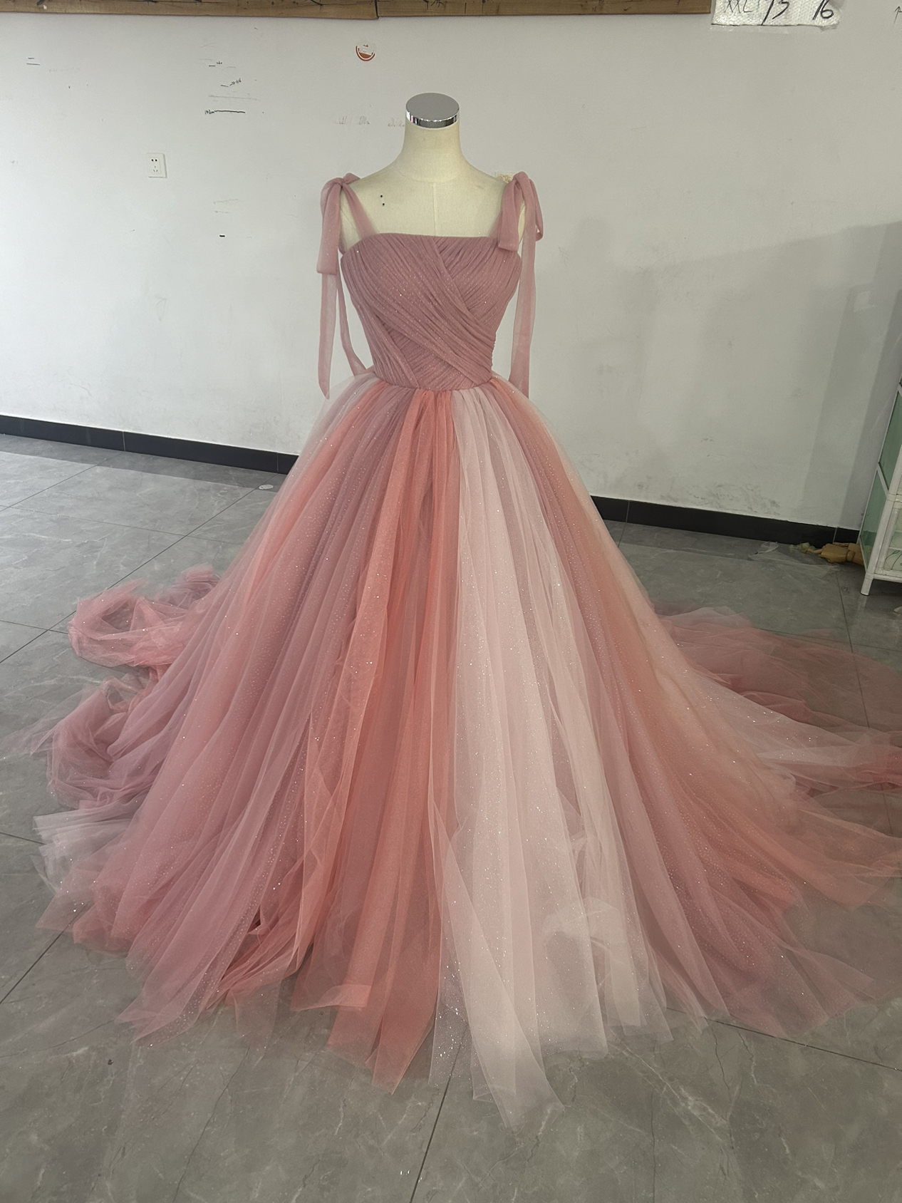 カラードレス ピンク キラキラチュール グラデーション 肩ひも 背中見せ 編み上げ 二次会