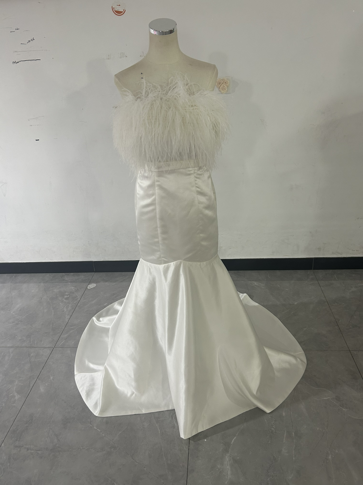 パーティードレス オフホワイト フェザー ベアトップ マーメイドライン 可愛い 披露宴 前撮り