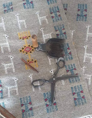 手織りキリム　お守りがたくさん並んでる　 ガフサ102　約65.5×127cm