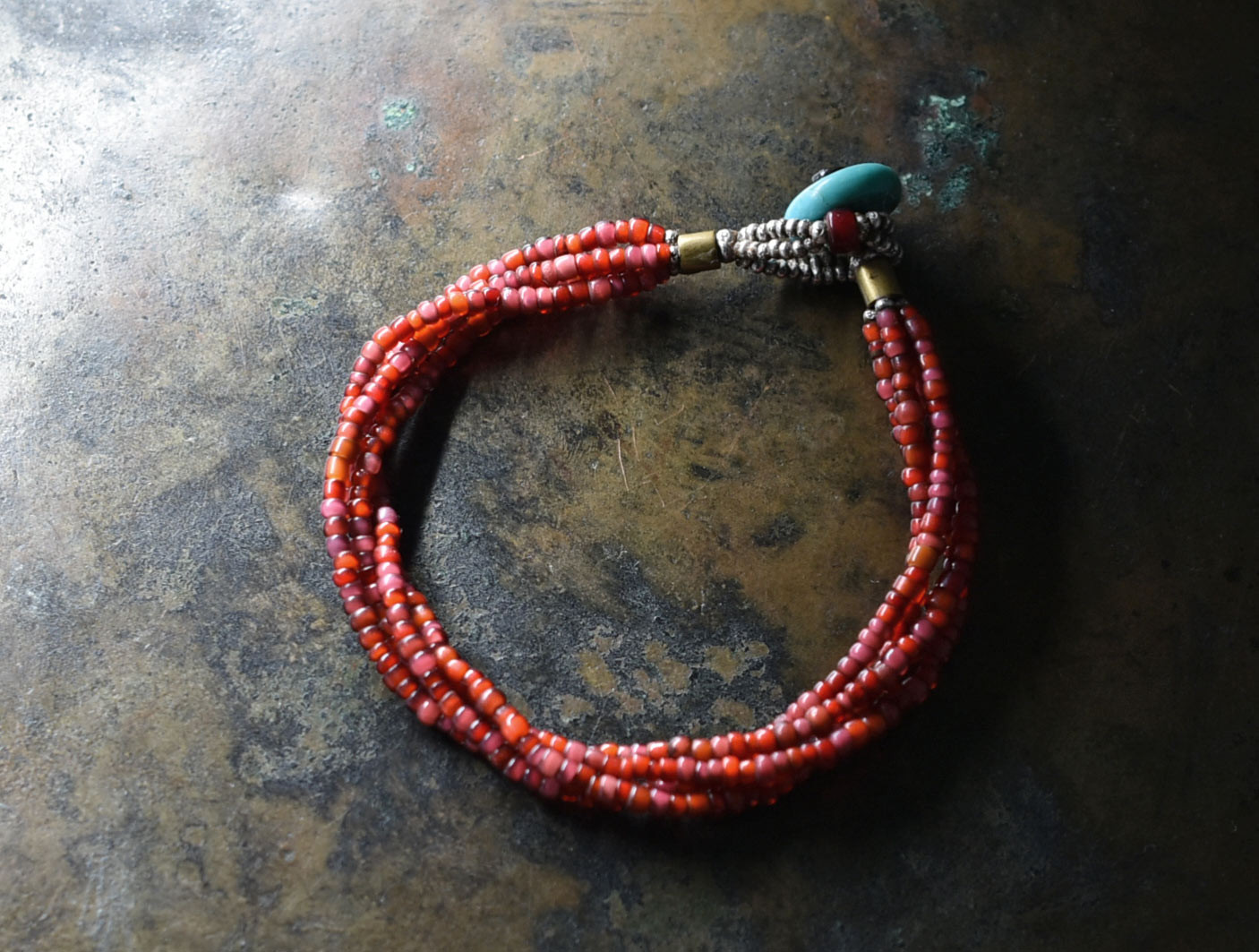 アンティーク金赤mixホワイトハーツの4連ブレス（ターコイズ留め金）