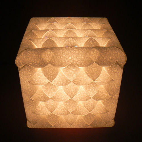 和紙の手作りランプシェード　美濃和紙使用　[ 趣 ] 2-2　癒しの一点物作品 和紙の手作りランプシェード 美濃和紙使用 [折] 2-1 どこにもない癒し