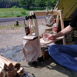 キャンプや車中泊などアウトドアで活躍！　天然木の折り畳み式カウンターテーブル　サイズS　 6枚目の画像