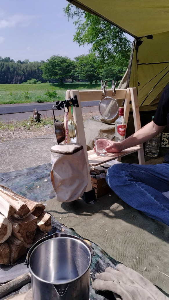 キャンプや車中泊などアウトドアで活躍！　天然木の折り畳み式カウンターテーブル　サイズS　 6枚目の画像