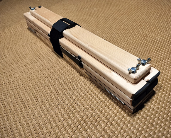 キャンプや車中泊などアウトドアで活躍！　天然木の折り畳み式カウンターテーブル　サイズS　 4枚目の画像