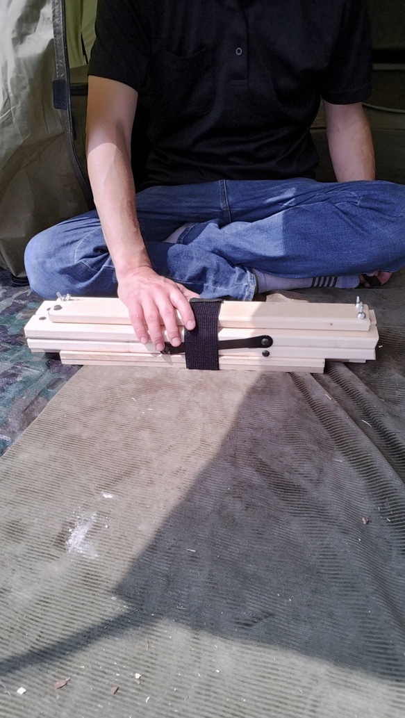 キャンプや車中泊などアウトドアで活躍！　天然木の折り畳み式カウンターテーブル　サイズS　 7枚目の画像