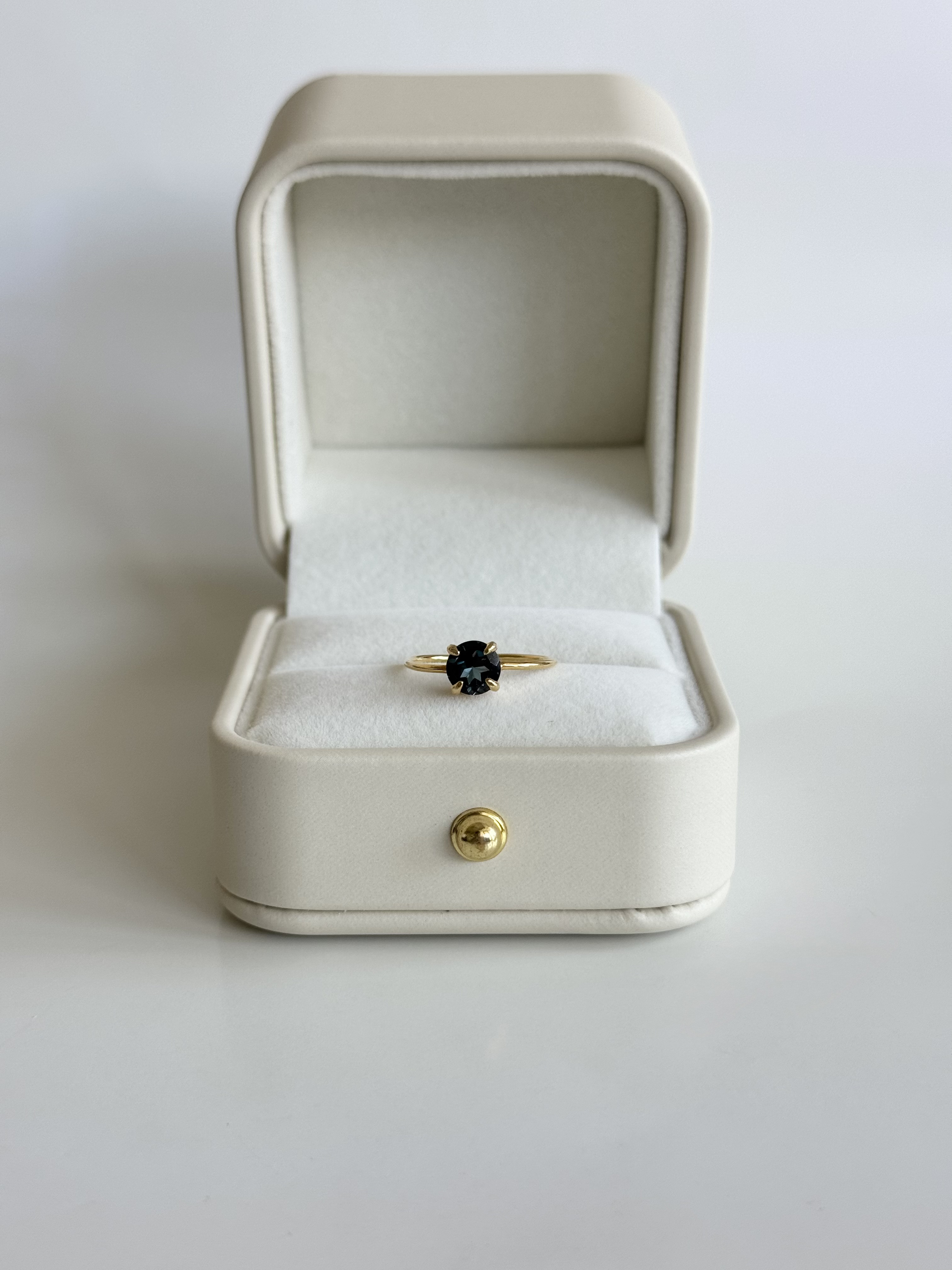 ロンドンブルートパーズのラウンドファセットカットリング〈silver925〉