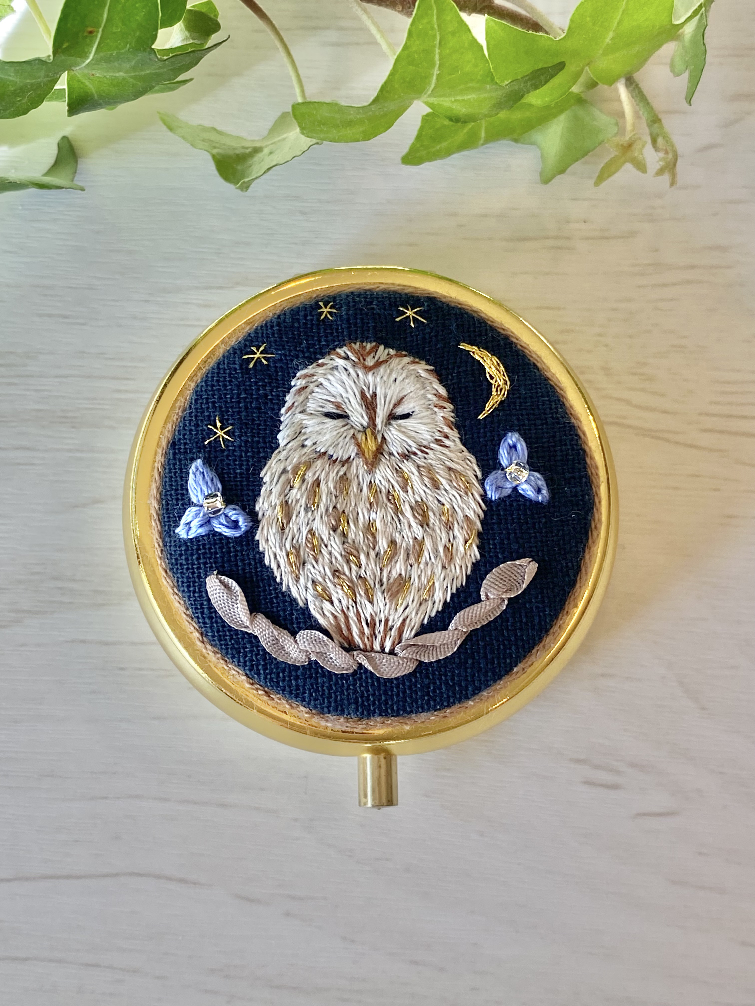 ピルケース 手刺繍 フクロウ ハンドメイド プレゼント 木苺