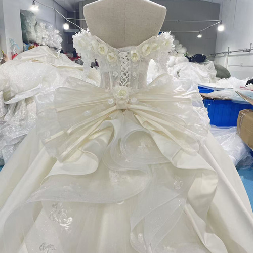 上品！ローズ薔薇フラワー オフホワイト 高級サテン 長袖vネック