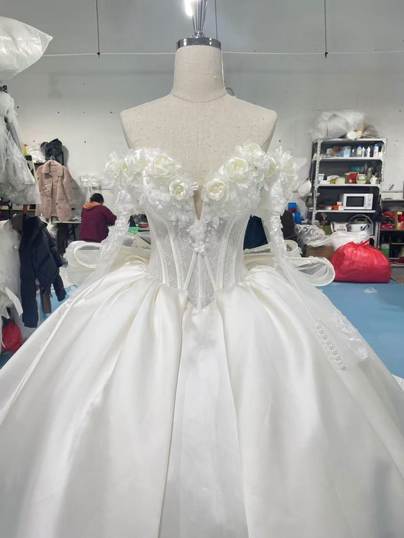 Vネックサテンウェディングドレスエレガントシンプル シンプル ウェディングドレス Vネック サテン エレガント