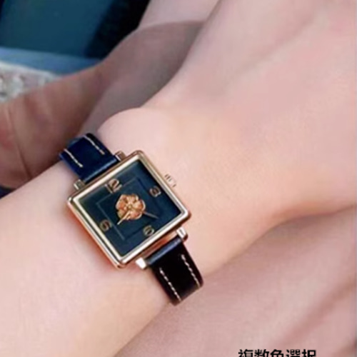 椿の花の小さな文字盤四角い時計女性の贅沢でおしゃれな黒金の 椿の花の小さな文字盤四角い時計女性の贅沢でおしゃれな黒金の