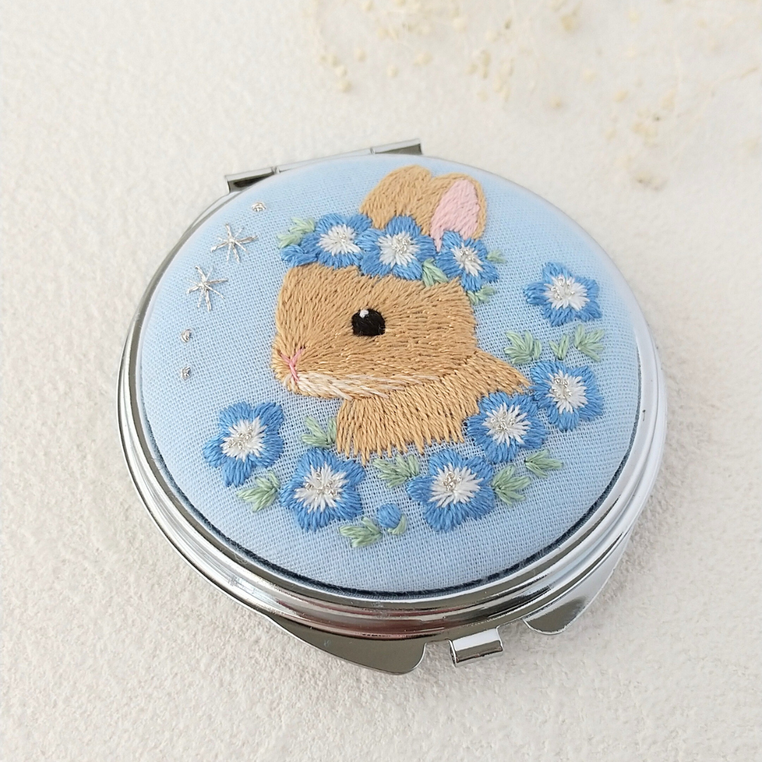 《送料無料》刺繍コンパクトミラー ネモフィラ うさぎ 動物 春 母の日 プレゼント ギフト ナチュラル 北欧 枯れない花