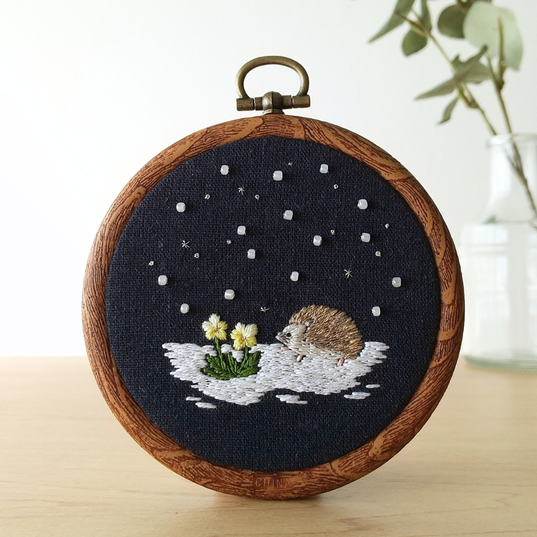 〖送料無料〗刺繍フレーム 動物モチーフ ハリネズミ 縁起物 動物 花 ビオラ 雪 きらきら ビーズ インテリア 壁掛け