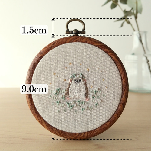 琥*ん様 刺繍フレーム❁⃘16cm　リス　置き型　壁掛け　アジアン　プレゼント 送料無料〗刺繍フレーム 動物モチーフ ハリネズミ 縁起物 動物 花