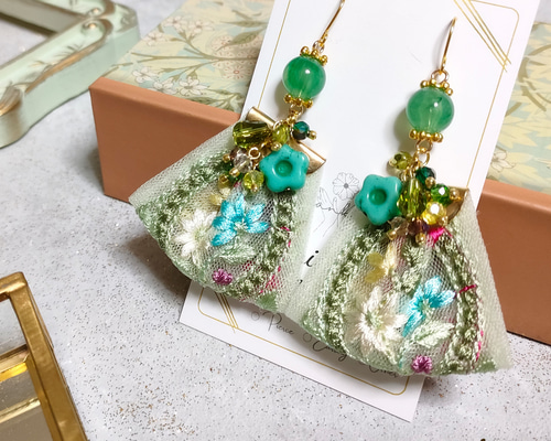 ハンドメイド 透明緑色 ティーポットイヤリング 8d76f677306c3a0248217d654f6763