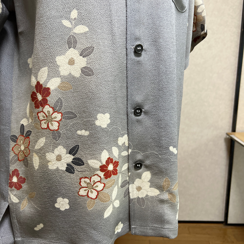 着物素材リメイク作品、アロハシャツ、花柄模様、グレー色、1点物作品  