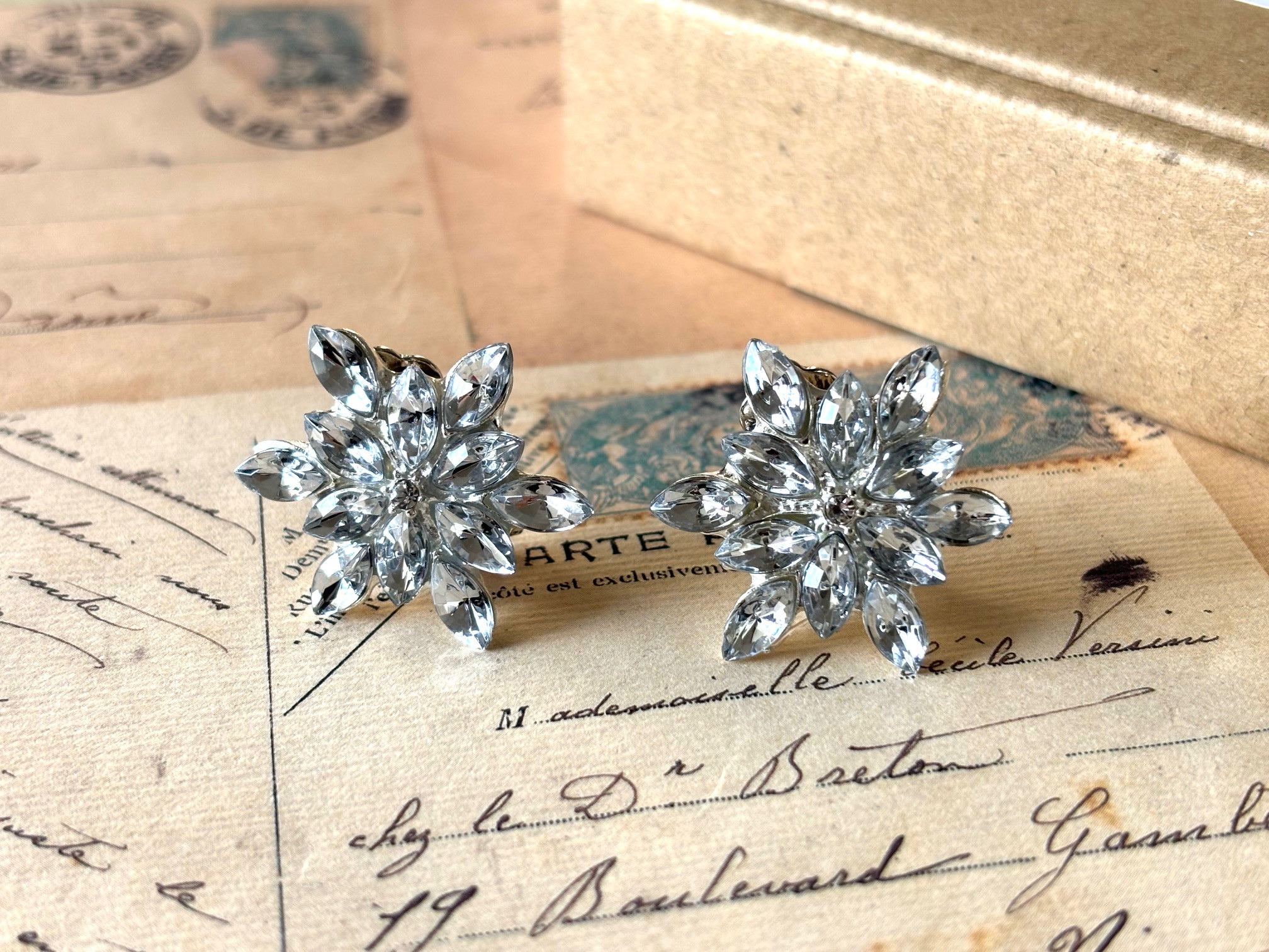 イヤリング　ラインストーンの雪の結晶カボション　シルバー　冬　ホワイト　白　透明　スノーフレーク　クリスマス　大きめ