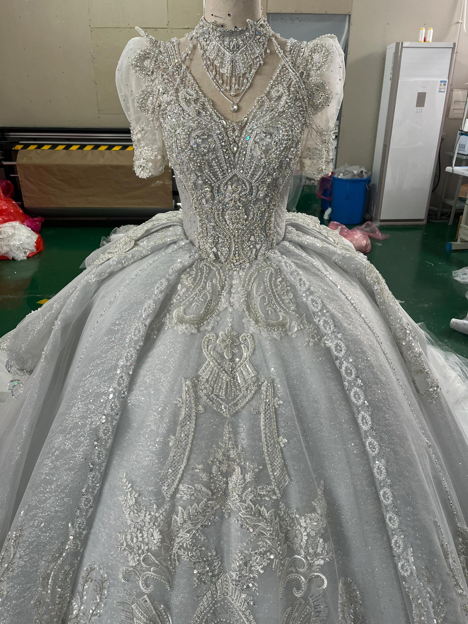 パフスリーブ　お姫袖　プリンセスライン　フレアスカート　ラッフル　アンティーク　エレガント　披露宴　フロントカットアウト