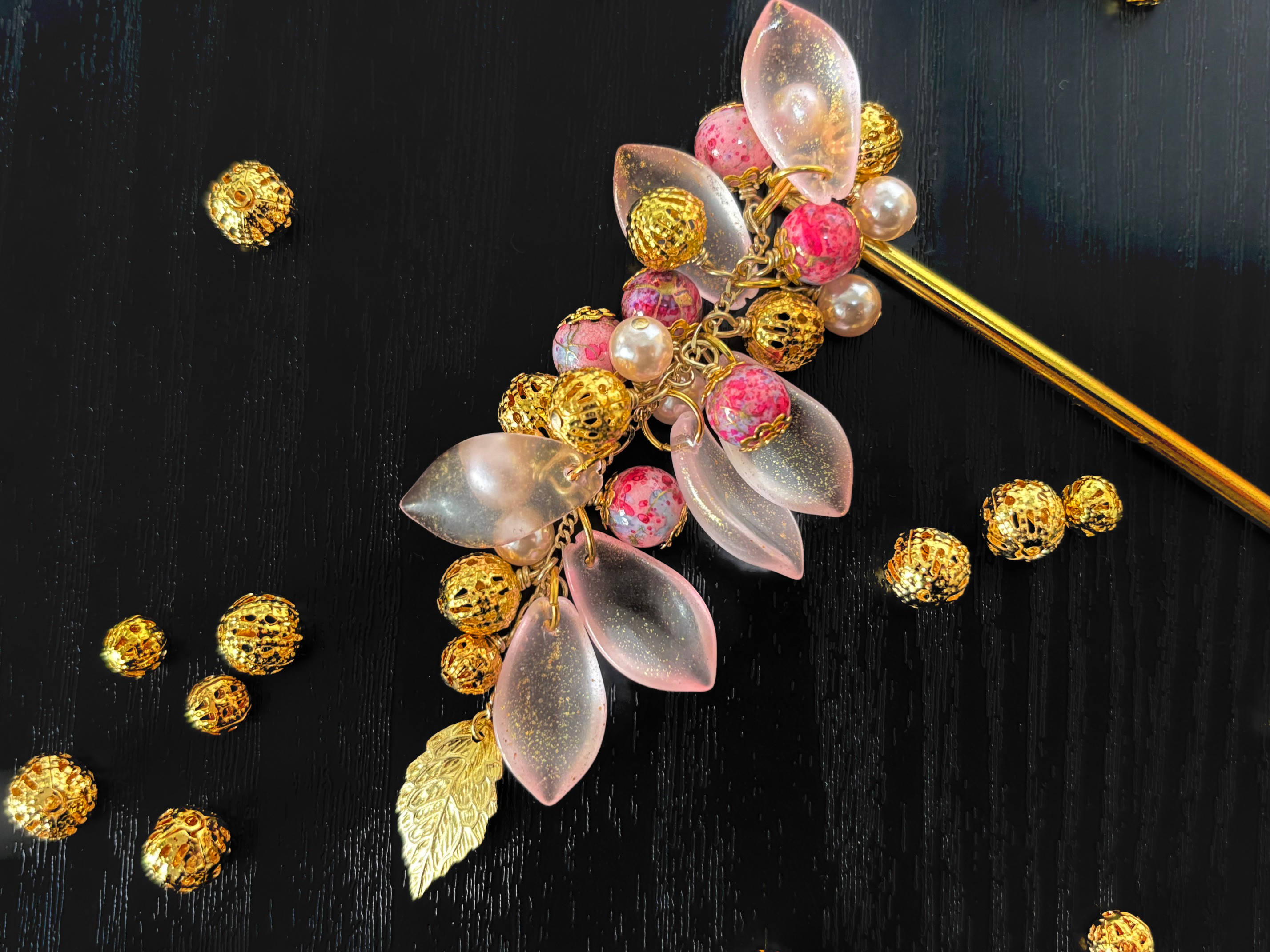 かんざし　ピンクとゴールドの花びらガラスビーズ　一本挿し　一本簪　桜　さくら　サクラ　春　透明　クリア